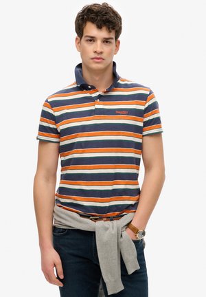 Polo skjorte med vandrette striber i marineblå, orange, grøn og hvid, med krave og et lille rødt logo på brystet.