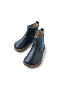 Botas de cuero hasta el tobillo con un acabado mate en azul marino y paneles laterales azules. Presentan una suela de goma marrón y una cremallera lateral para facilitar su uso.