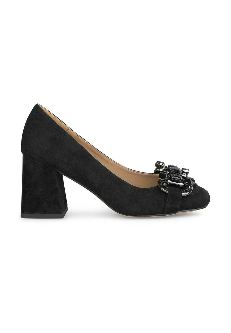 Pump in suede nero con tacco a blocco, caratterizzato da una punta arrotondata e un'elegante decorazione di perline nere sulla cinghia anteriore. Fodera interna liscia.