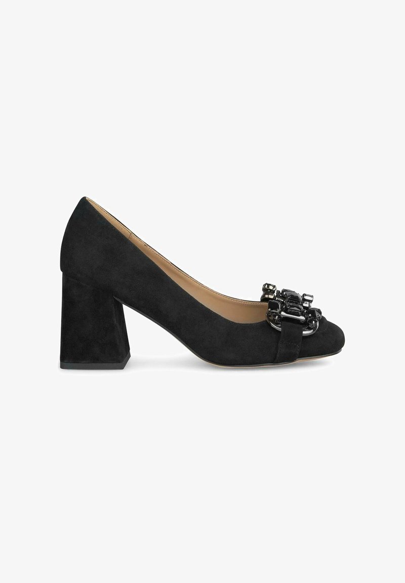 Pump in suede nero con tacco a blocco, caratterizzato da una punta arrotondata e un'elegante decorazione di perline nere sulla cinghia anteriore. Fodera interna liscia.