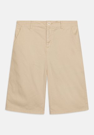 Pantaloni corti in cotone beige con design dritto, dotati di chiusura a bottone, passanti per cintura e due tasche laterali. Tessuto liscio senza motivi.