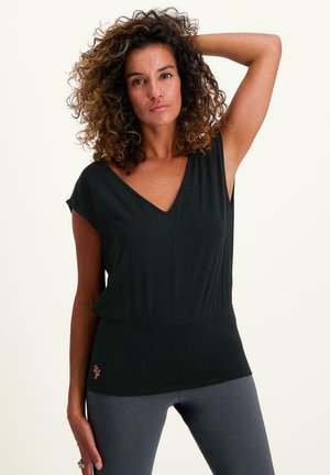 Schwarzes Kurzarmshirt mit V-Ausschnitt, glatter Textur, gerafftem Taillenbund und einem dezenten Logoakzent nahe dem Saum.