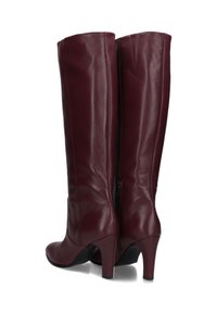 Bordeaux leren knielange haklaarzen met een gladde afwerking, zijrits en minimale stikseldetails.