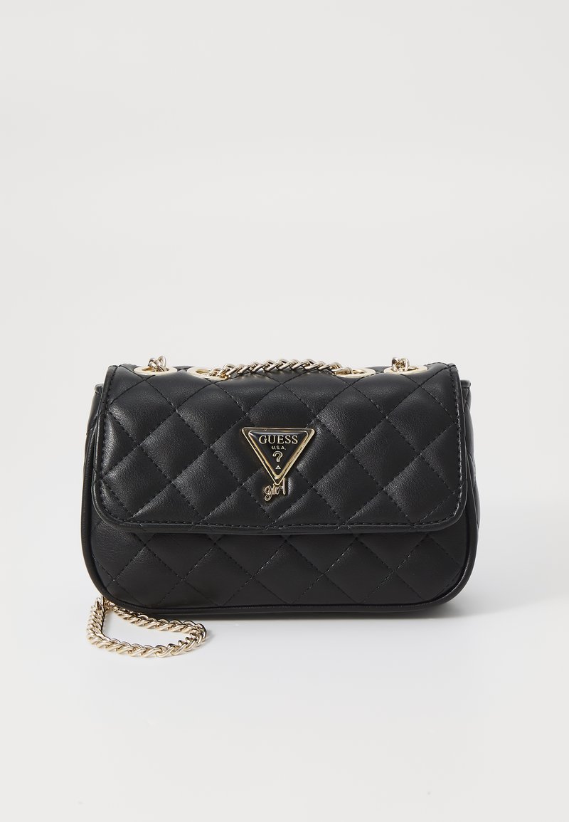 Bolso de mano de cuero sintético negro acolchado con cadena dorada, que presenta un logo triangular en el centro y un cierre de solapa.