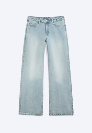 Jean bleu clair à jambes larges avec poches avant, passants de ceinture et fermeture à boutons, présenté sur un fond blanc uni.