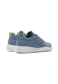 Ljusblå träningsskor med mesh och syntetiska material, strukturerad silhuett och kontrasterande gula detaljer på hälen och tungan.