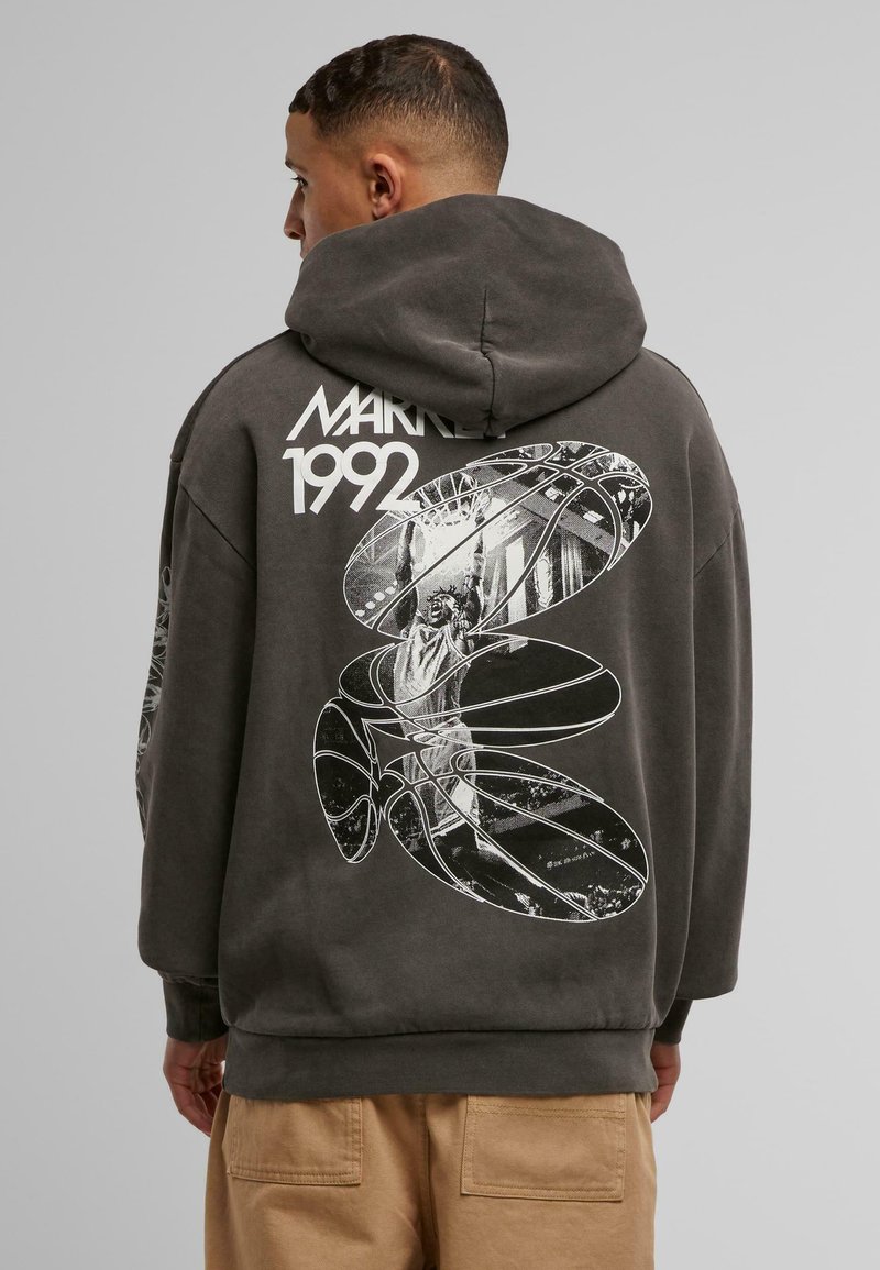 Felpa con cappuccio grigia scura caratterizzata da una stampa grafica sul retro con motivi di basket e il testo "MARNER 1992" in bianco.