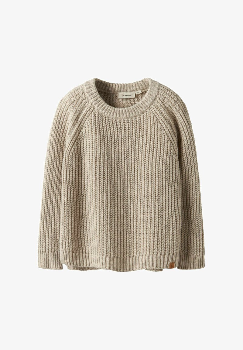 Bež pleten svetar z ribasto teksturo, okroglim izrezom in raglan rokavi. Ima majhno usnjeno oznako blagovne znamke na spodnji levi strani.
