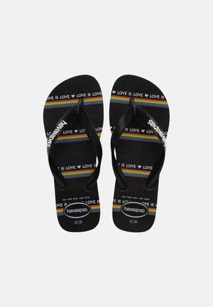 Čierne žabky s textúrovanými podrážkami, s farebnými dúhovými pásmi a opakujúcim sa textom "LOVE IS LOVE", bielym logom Havaianas na remienkoch a podrážkach.