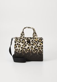Sac à main en imprimé léopard avec un design structuré, doté de deux poignées et d'une bandoulière noire amovible. Le tissu présente un dégradé du clair au foncé.