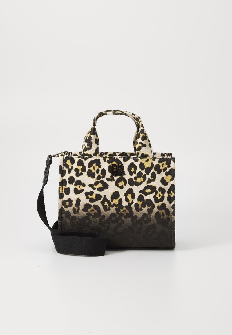 Sac à main en imprimé léopard avec un design structuré, doté de deux poignées et d'une bandoulière noire amovible. Le tissu présente un dégradé du clair au foncé.