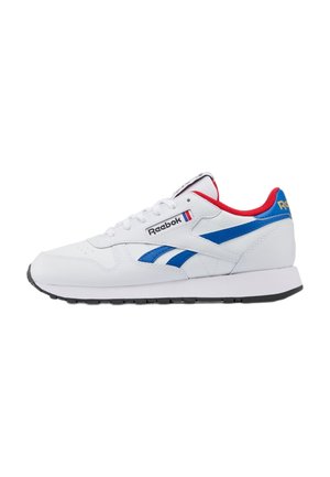 Zapatilla blanca de Reebok con rayas azules, forro interior rojo, suela negra y logo de Reebok en el lateral y el talón, vista desde el lado izquierdo.
