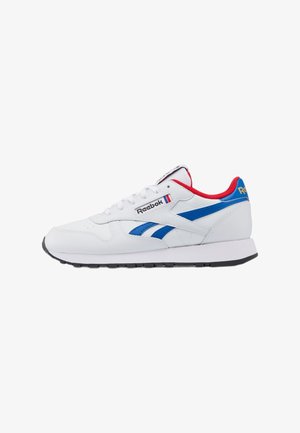 Weißer Reebok Sneaker mit blauen Streifen, rotem Innenfutter, schwarzer Sohle und Reebok-Logo an der Seite und Ferse, von der linken Seite gezeigt.