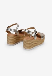Bosanova Sandalias de cuña - oro