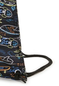 Svart tygpåse med flerfärgade grafik av skateboard och surfbräda, med dragskor och en texturerad yta.
