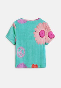 Tričko s krátkym rukávom z teal bavlny s ružovými a fialovými kvetinovými vzormi a symbolom pokoja. Textúrovaná látka s ryhovaným povrchom.