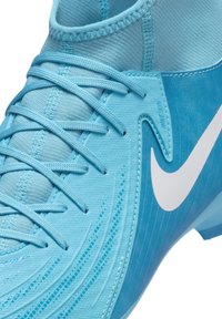 Scarpa da calcio sintetica blu con tomaia texturizzata, logo swoosh bianco e lacci piatti, progettata per un'ottimale vestibilità e prestazioni.