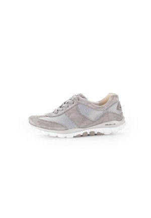Grauer Sportschuh aus Wildleder und Mesh. Verfügt über eine runde Zehenform, eine Schnürverschluss und eine weiße, gepolsterte Sohle mit einem strukturierten Muster.