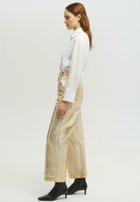 Touché Privé WITH FOIL DETAIL - Egyenes szárú farmer - gold