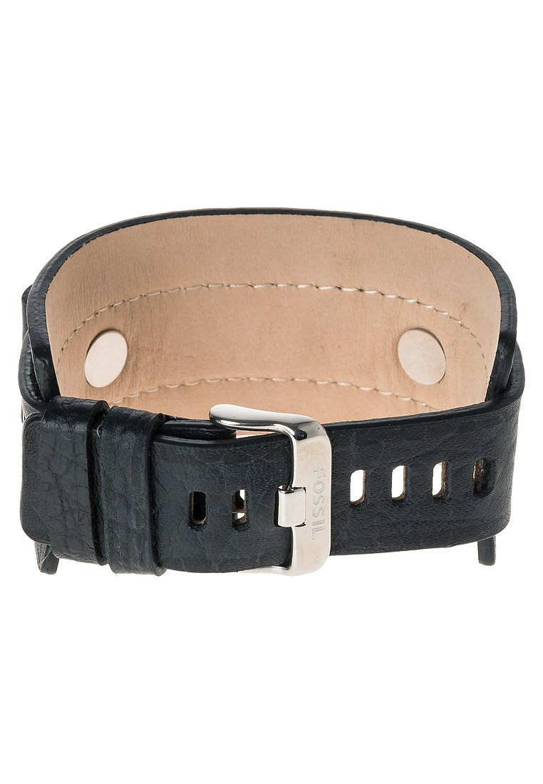 Bracelet de montre en cuir noir avec une surface texturée, boucle en acier inoxydable et plusieurs trous d'ajustement. Doublure intérieure beige visible.