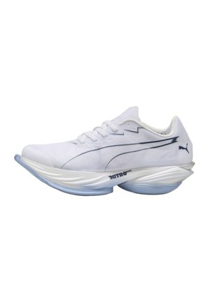 Weißer Puma Laufschuh mit blauer Nitro Elite Sohle und schwarzem Puma-Logo an der Seite und Ferse, aus der linken Seitenansicht.
