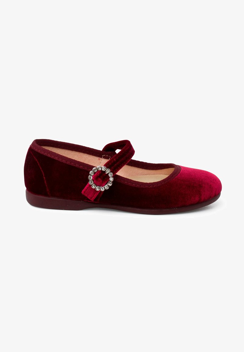 Burgundy samettiset Mary Jane -kengät, joissa on pyöreä kärki, litteä korko ja säädettävä remmi, jossa on pyöreä strassikoriste.