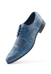 Blauwe dresschoen van gestreept stof met paisley ontwerp, voorzien van een ronde neus, vetersluiting en een houten hak.