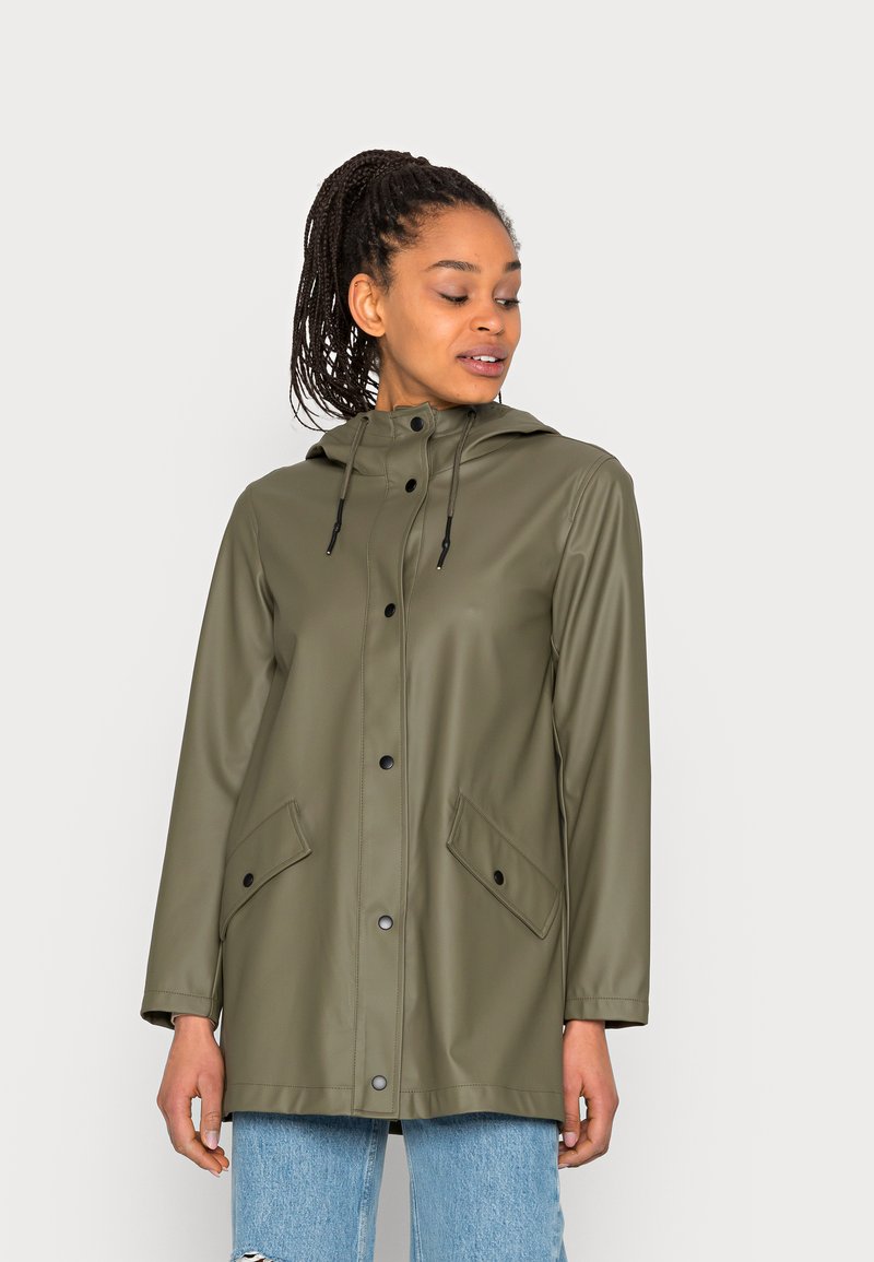 Imperméable vert olive avec capuche, boutons-pression, deux poches avant et ferrures noires. Texture lisse et mate.