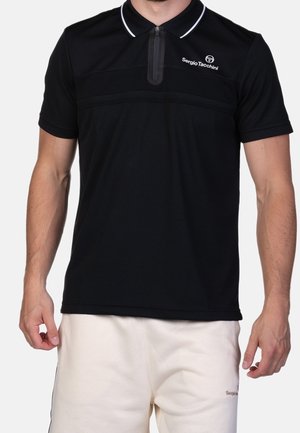 Polo noir avec un col zippé, des manches courtes et des rayures d'accent blanches. Présente un logo ton sur ton sur la poitrine gauche. Texture lisse.