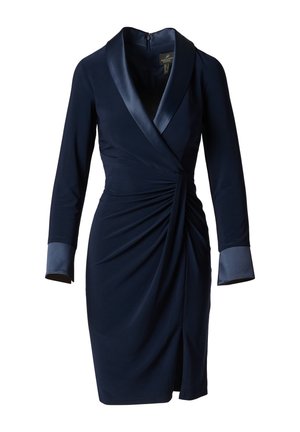 Marineblauwe wikkeljurk met lange mouwen, satijnen sjaalkraag en manchetten, en plooidetail bij de taille, tot op de knie.