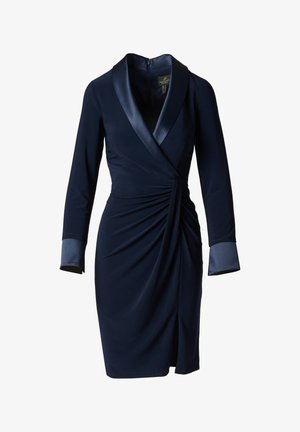 Marineblauwe wikkeljurk met lange mouwen, satijnen sjaalkraag en manchetten, en plooidetail bij de taille, tot op de knie.