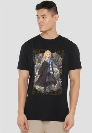 Mann trägt ein schwarzes T-Shirt mit einem Anime-Mädchen in schwarzem Kleid und blau gestreiftem Schal, umgeben von Blumen und einem Drachendesign.