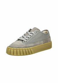 Grau Wildleder- und Stoff-Sneaker mit runder Zehenpartie, flachen Schnürsenkeln und einer dicken, geriffelten gelben Gummisohle. Verstärkte Nähdetails sind vorhanden.