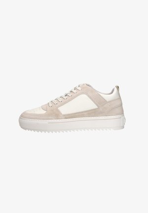 Lage sneaker in beige en off-white suède en leer met witte veters en een dikke, gestructureerde witte rubberen zool.
