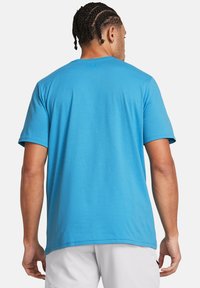 Under Armour LEFT CHEST LOGO - T-shirts print - blue topaz capri