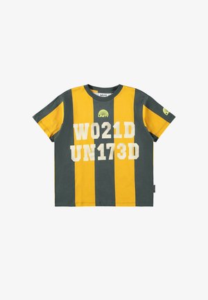 T-shirt met korte mouwen met verticale gele en donkergrijze strepen en witte tekst "W021D UN173D" en "UNITY" logo op borst en mouw.