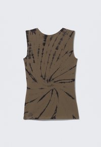 Braunes ärmelloses Oberteil mit einem Batikmuster, das schwarze Wirbel zeigt. Hergestellt aus weichem Stoff, hat es einen runden Halsausschnitt und eine figurnahe Passform.