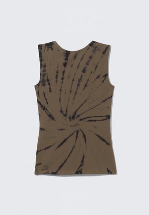 Brun uten ermer topp med tie-dye mønster som har sorte virvler. Laget av myk stoff, har den rund halsutskjæring og tettsittende fasong.