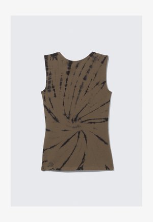Brun uten ermer topp med tie-dye mønster som har sorte virvler. Laget av myk stoff, har den rund halsutskjæring og tettsittende fasong.
