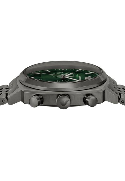 Grüne Zifferblatt-Uhr mit silbernen Zeigern, einem strukturierten grauen Metallgehäuse und zwei Drückern; ausgestattet mit einer logoisierten Krone und einem Armband mit kantigen Gliedern.