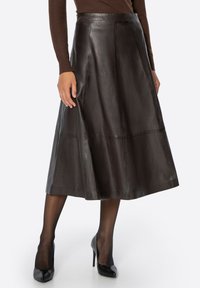 Bruine leren rok van middenlengte met een uitlopende silhouet, zichtbare stiksels, een gladde textuur en een hoog tailleontwerp.