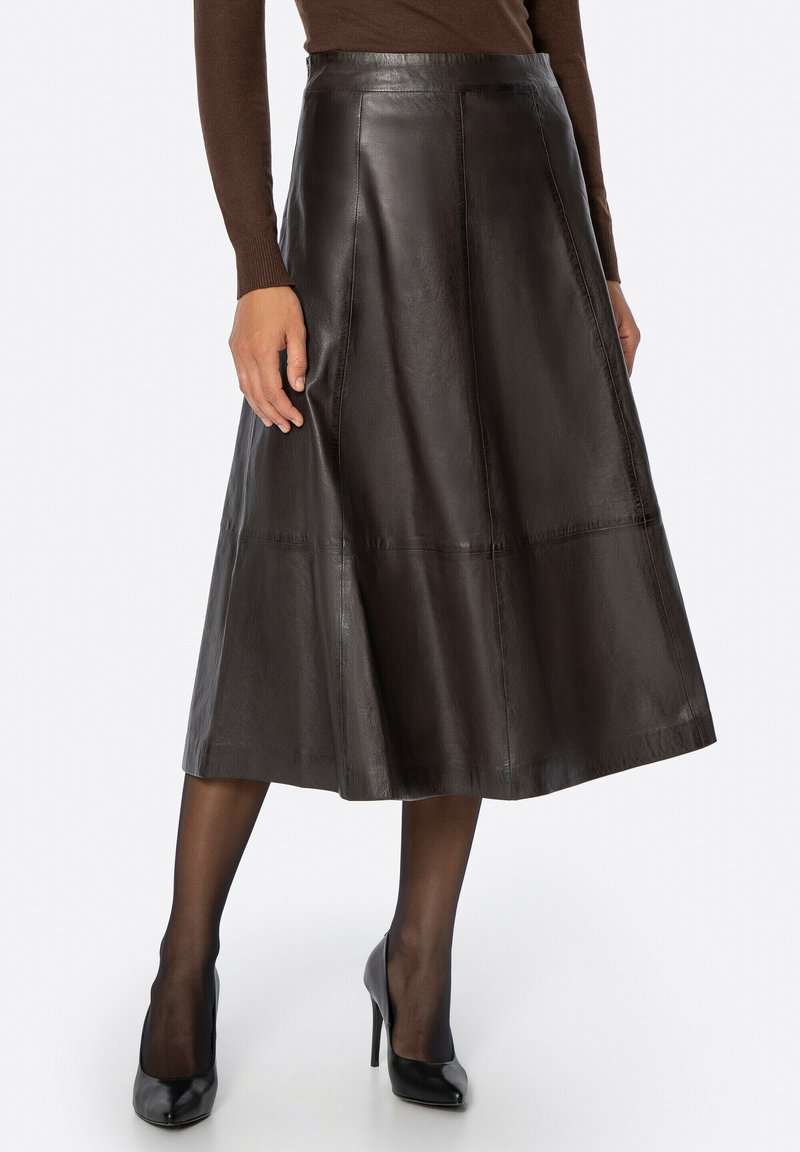 Bruine leren rok van middenlengte met een uitlopende silhouet, zichtbare stiksels, een gladde textuur en een hoog tailleontwerp.