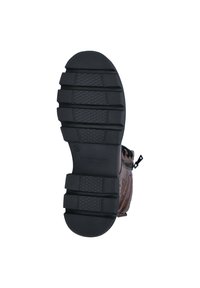Bottines en cuir marron avec une semelle en caoutchouc noir texturé, comportant des rainures horizontales et des accents. Fermeture éclair sur le côté pour un enfilage facile.
