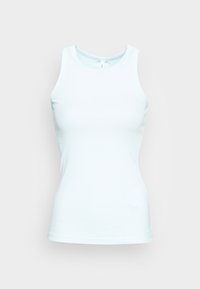 Top de algodón azul claro con forma ajustada, diseño sin mangas y textura suave. Presenta un escote redondo y costuras simples.