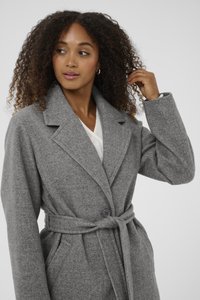 Hall karvane segu mantel, millel on šalalõige, nööbiga sulgemine ja isetõmbuv vöö. Omab tekstuuri ja küljetaskuid.