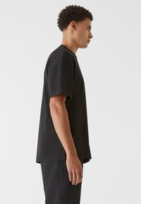 9N1M SENSE ESSENTIAL  - Trükipildiga T-särk - black