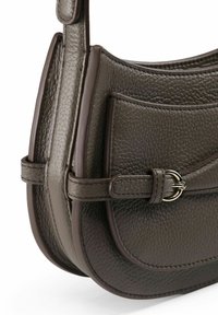 Sac à main en cuir marron avec une texture granuleuse, présentant un design cousu, une poche plate et un détail de boucle en métal sur la sangle.