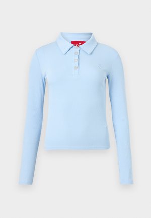 Šviesiai mėlynas ilgomis rankovėmis, ribuotas polo marškinėlis su apykakle ir keturiais mygtukais priekyje, paprasto fono.