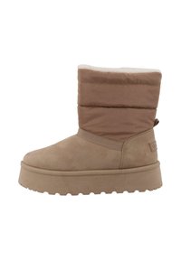 Bottine en daim marron avec une semelle épaisse, tige rembourrée et un revers doux et texturé. Présente un design minimaliste avec un logo sur le côté.