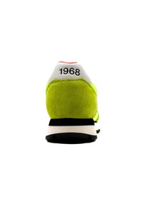 Sneaker verde in suede con dettagli bianchi e rossi, caratterizzata dal numero "1968" sul retro e una suola bianca e nera.